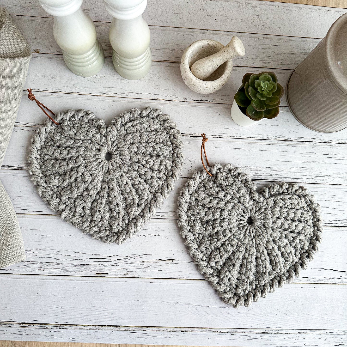 Crochet heart trivet "Frejdis"