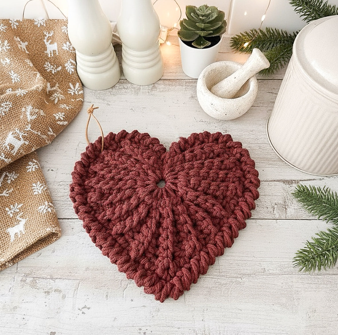 Crochet heart trivet "Frejdis"