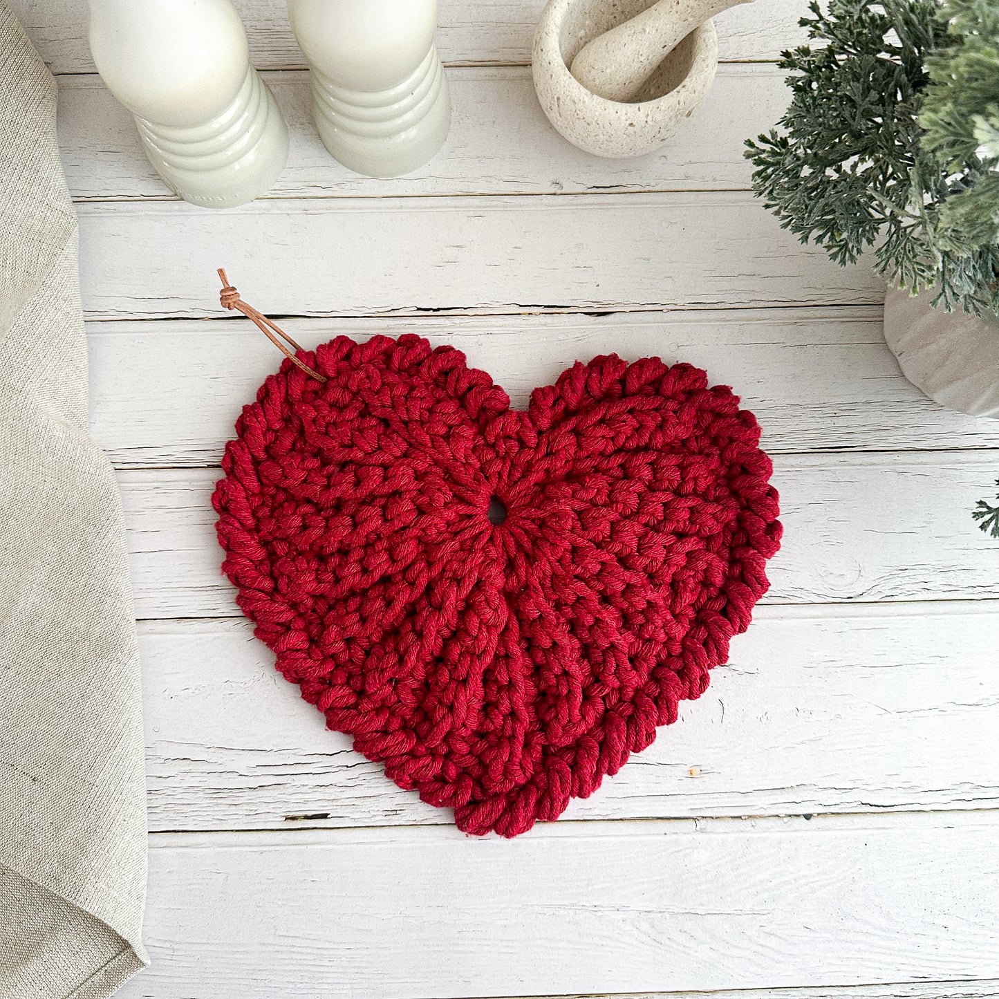 Crochet heart trivet "Frejdis"