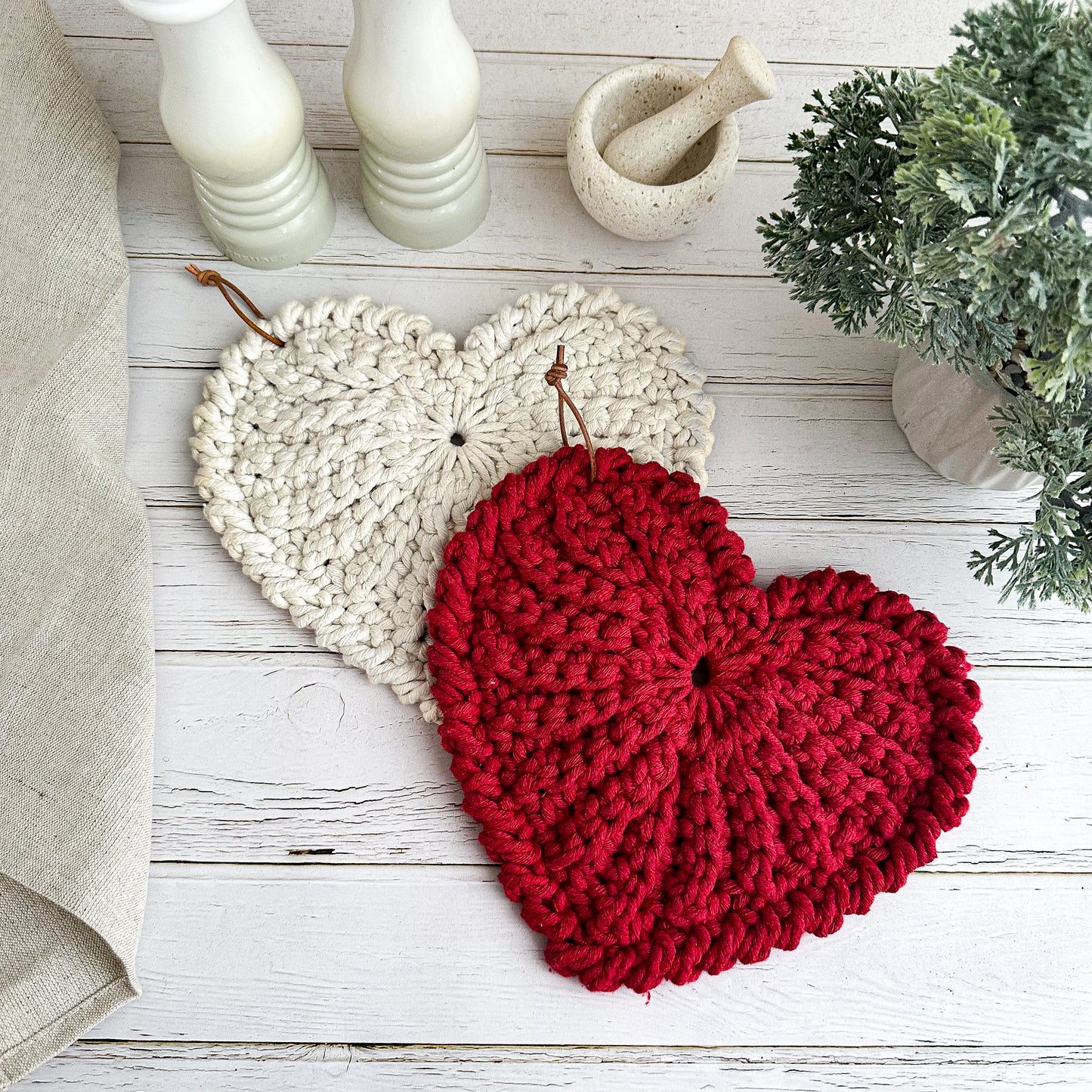 Crochet heart trivet "Frejdis"