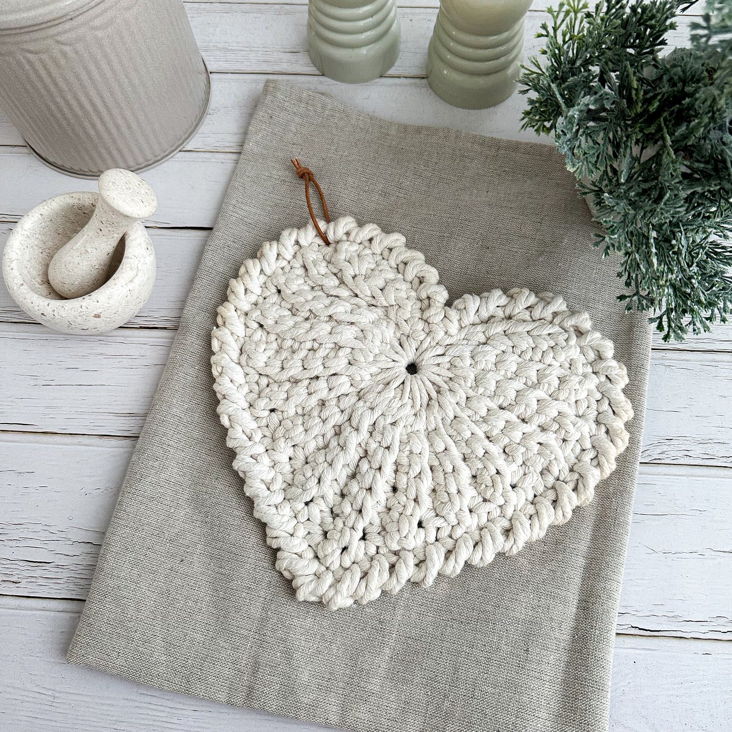 Crochet heart trivet "Frejdis"