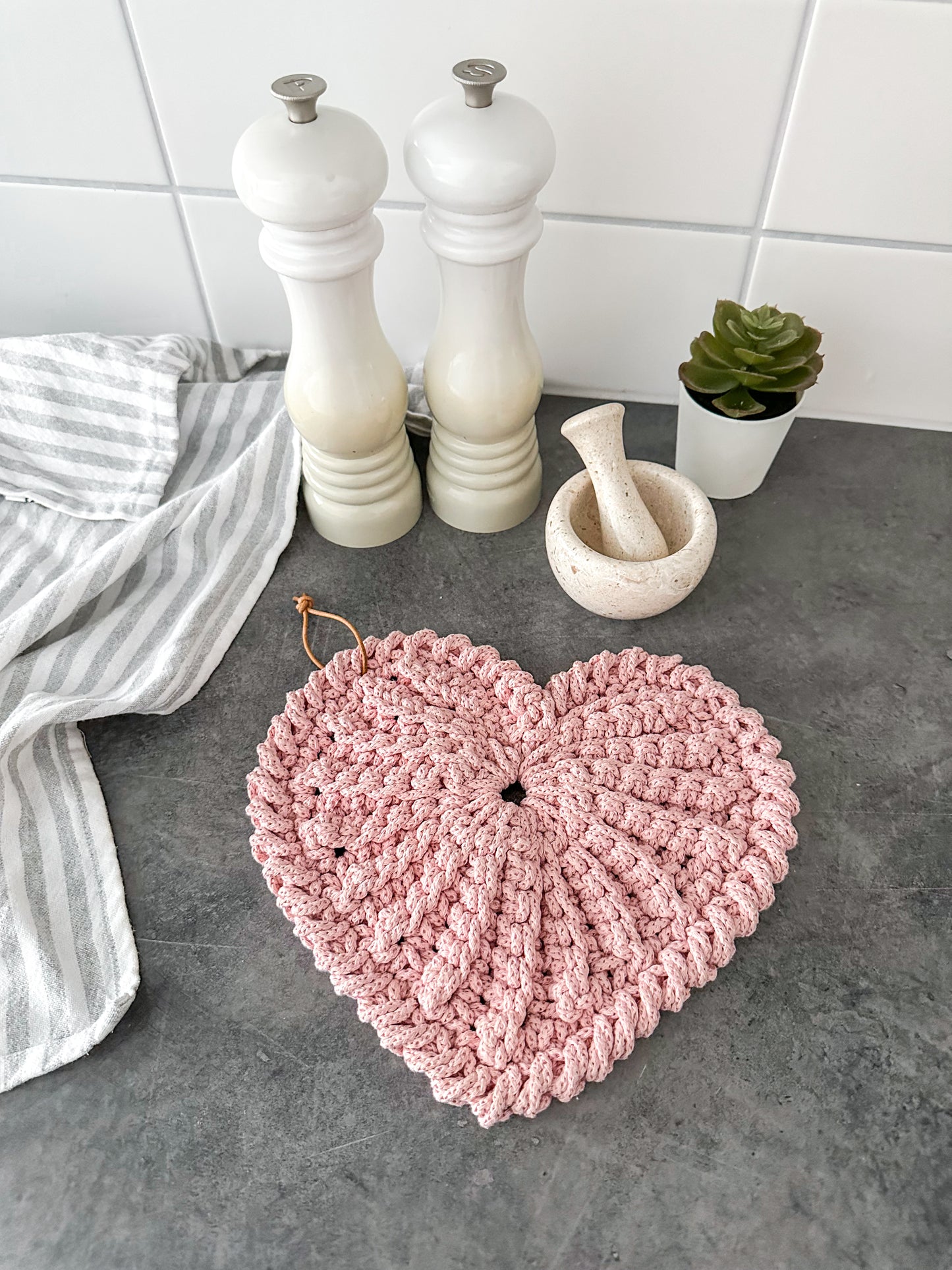 Crochet heart trivet "Frejdis"