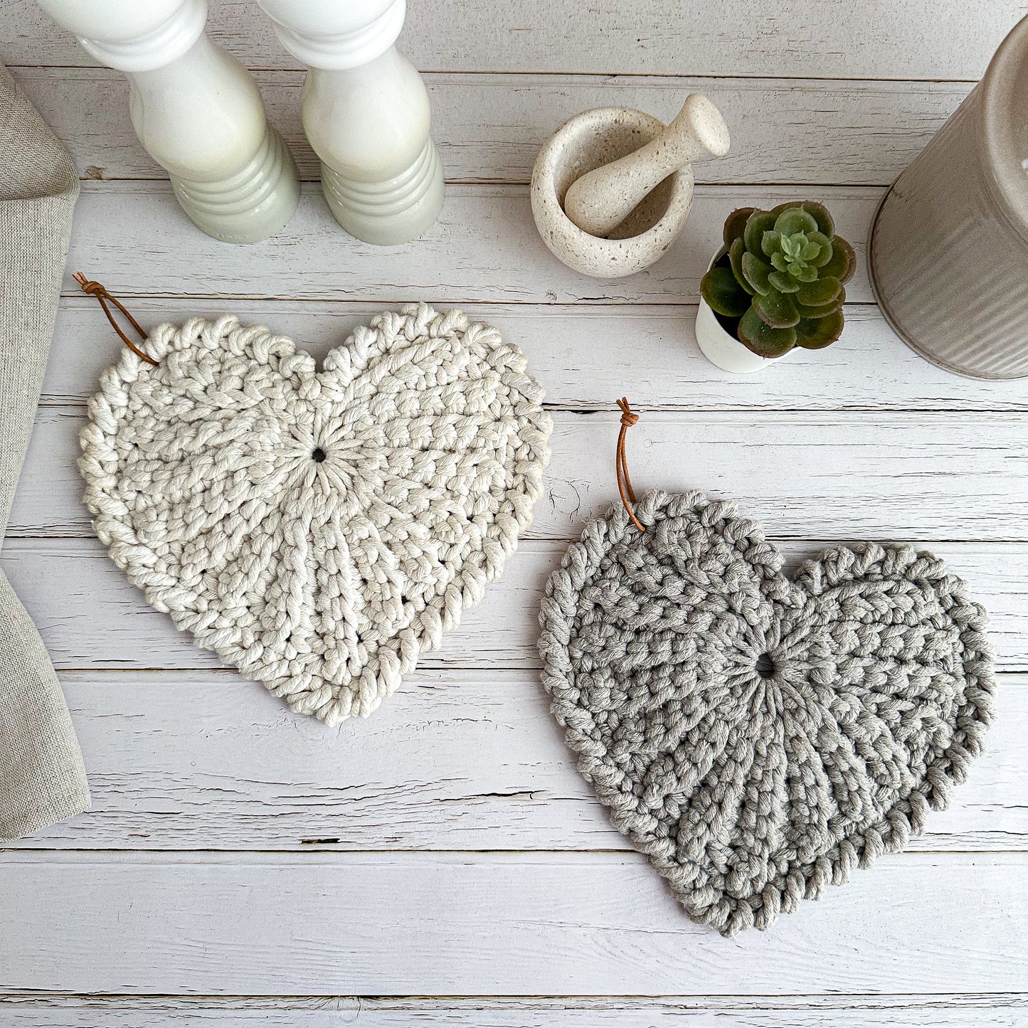 Crochet heart trivet "Frejdis"