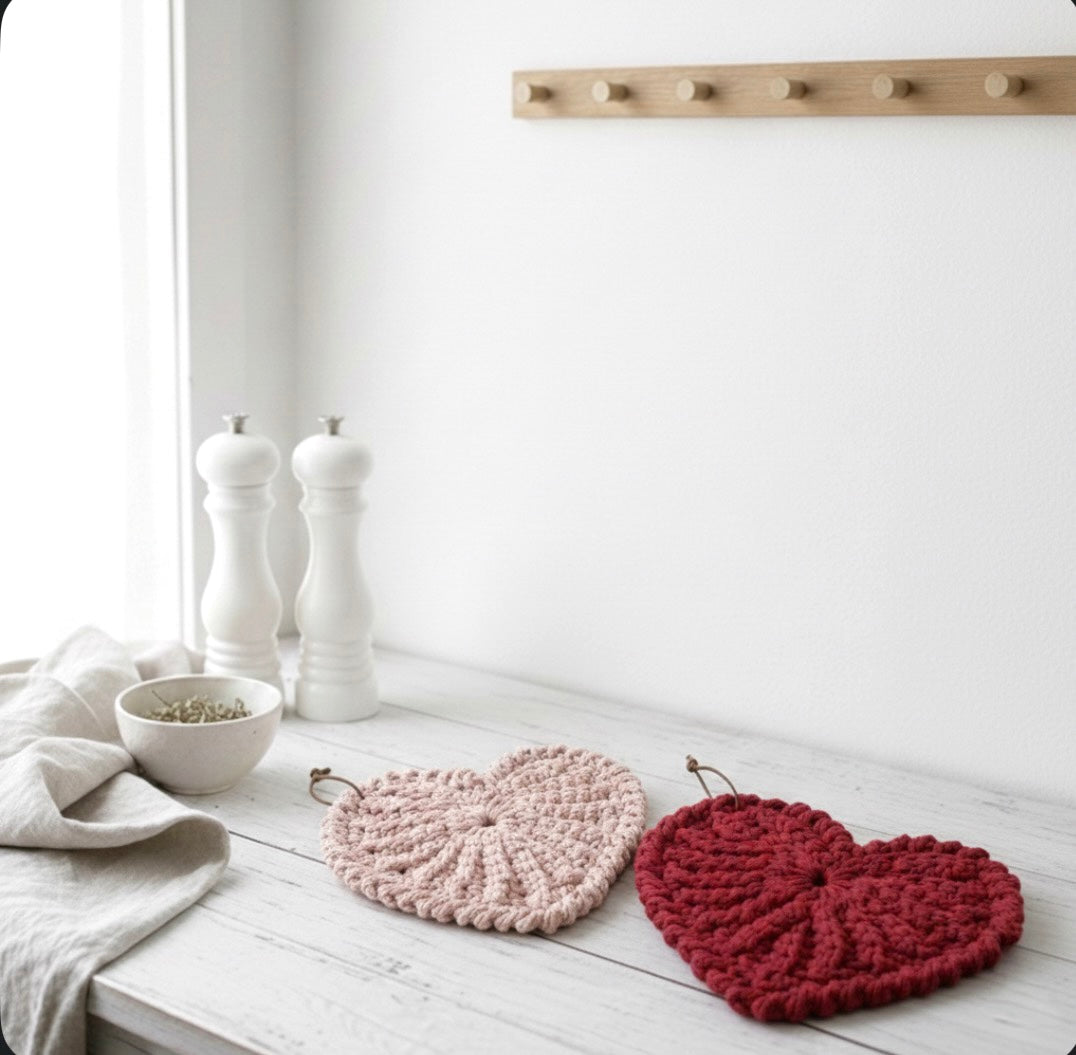 Crochet heart trivet "Frejdis"