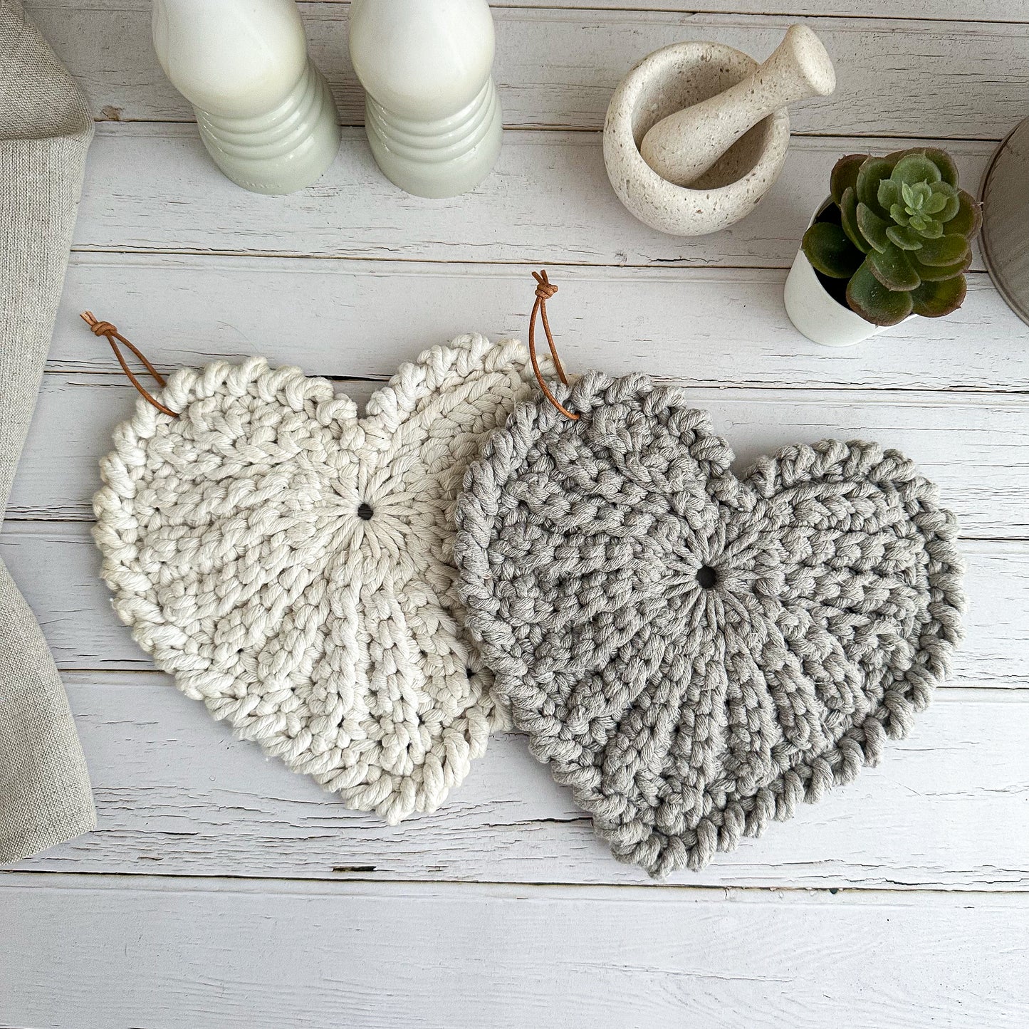 Crochet heart trivet "Frejdis"