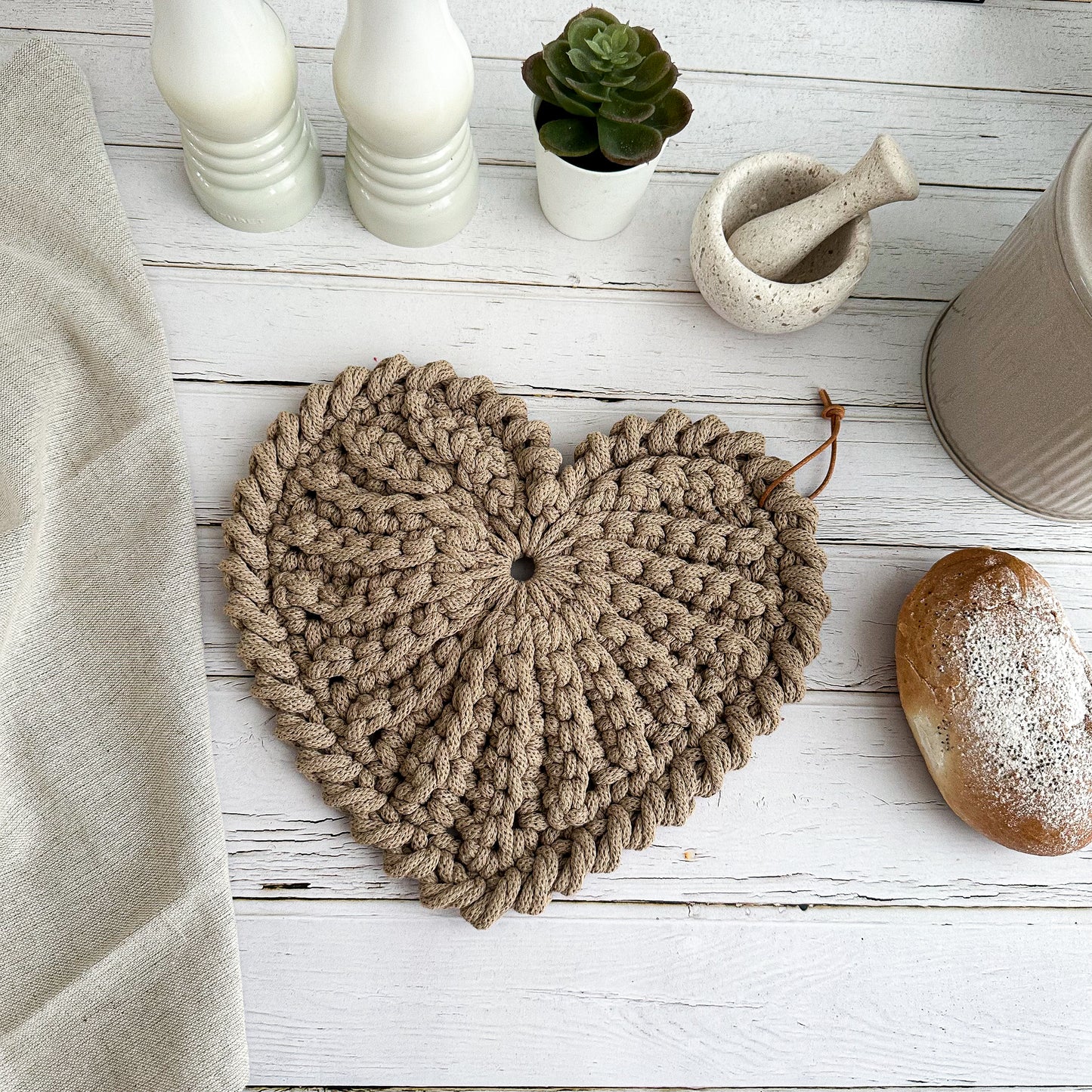 Crochet heart trivet "Frejdis"