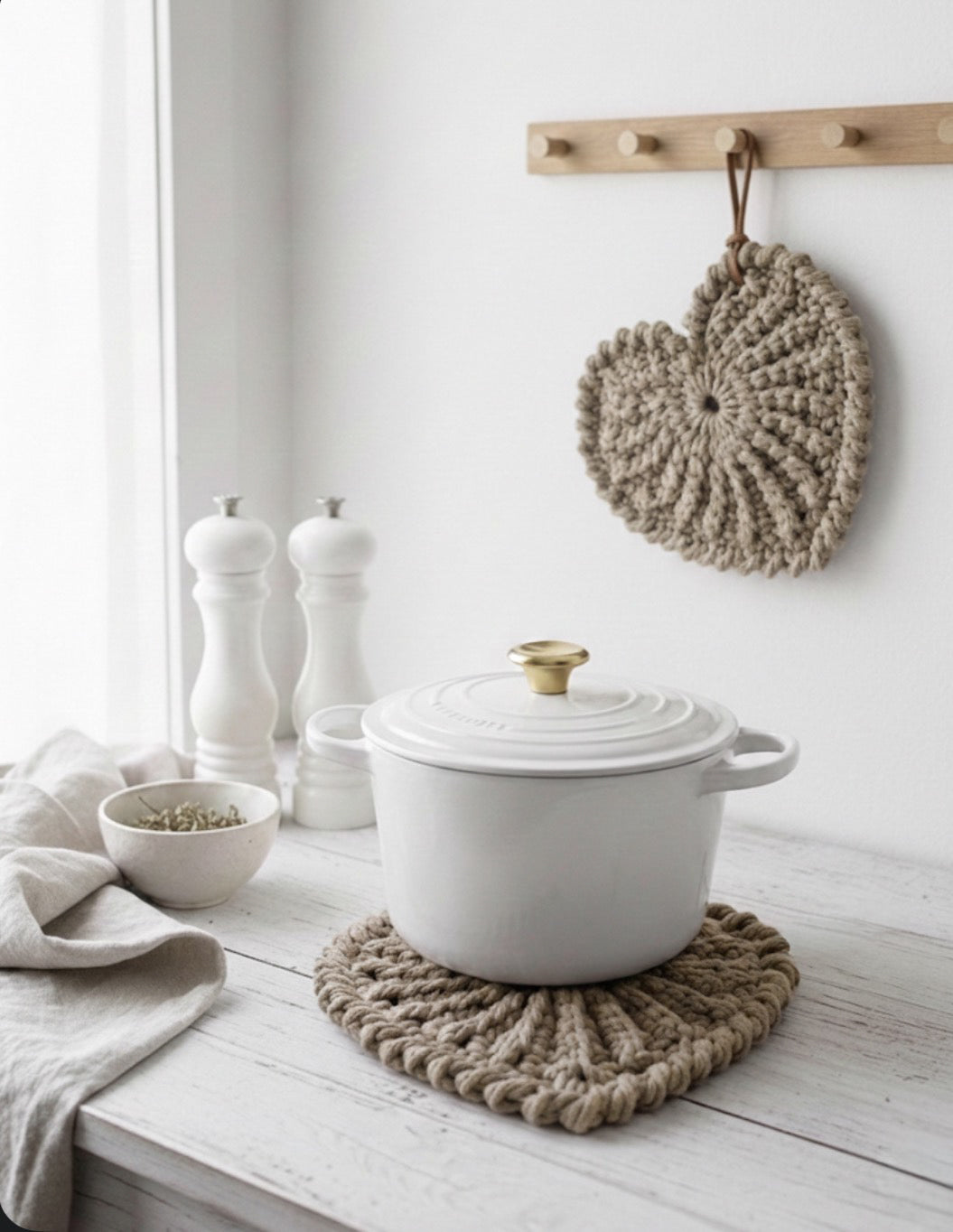 Crochet heart trivet "Frejdis"