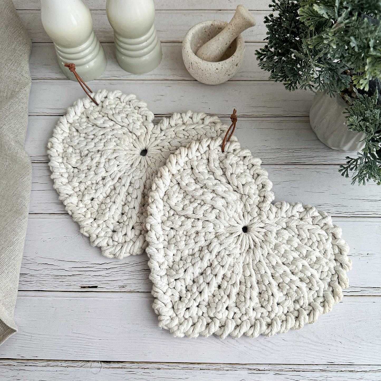 Crochet heart trivet "Frejdis"