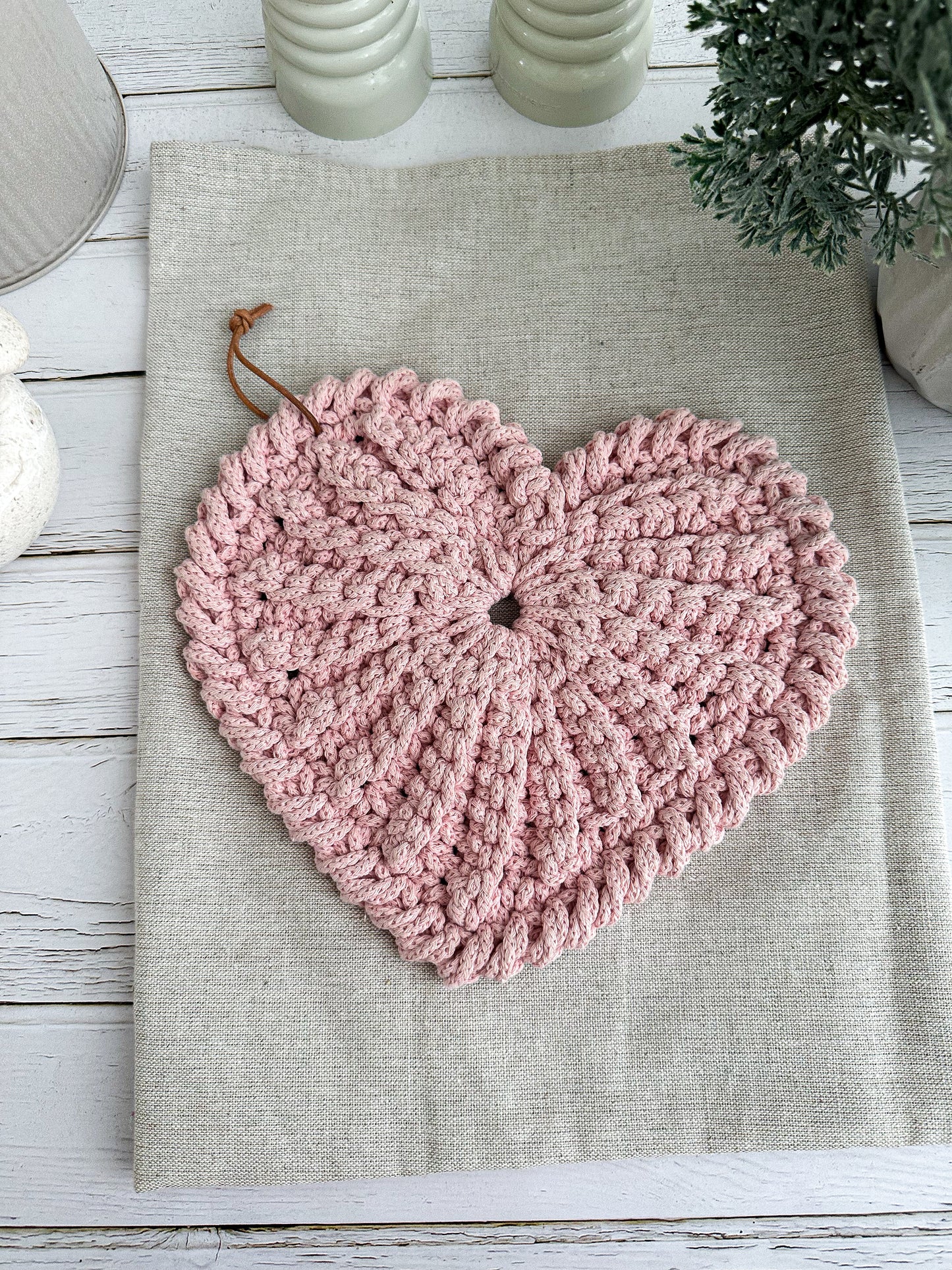 Crochet heart trivet "Frejdis"