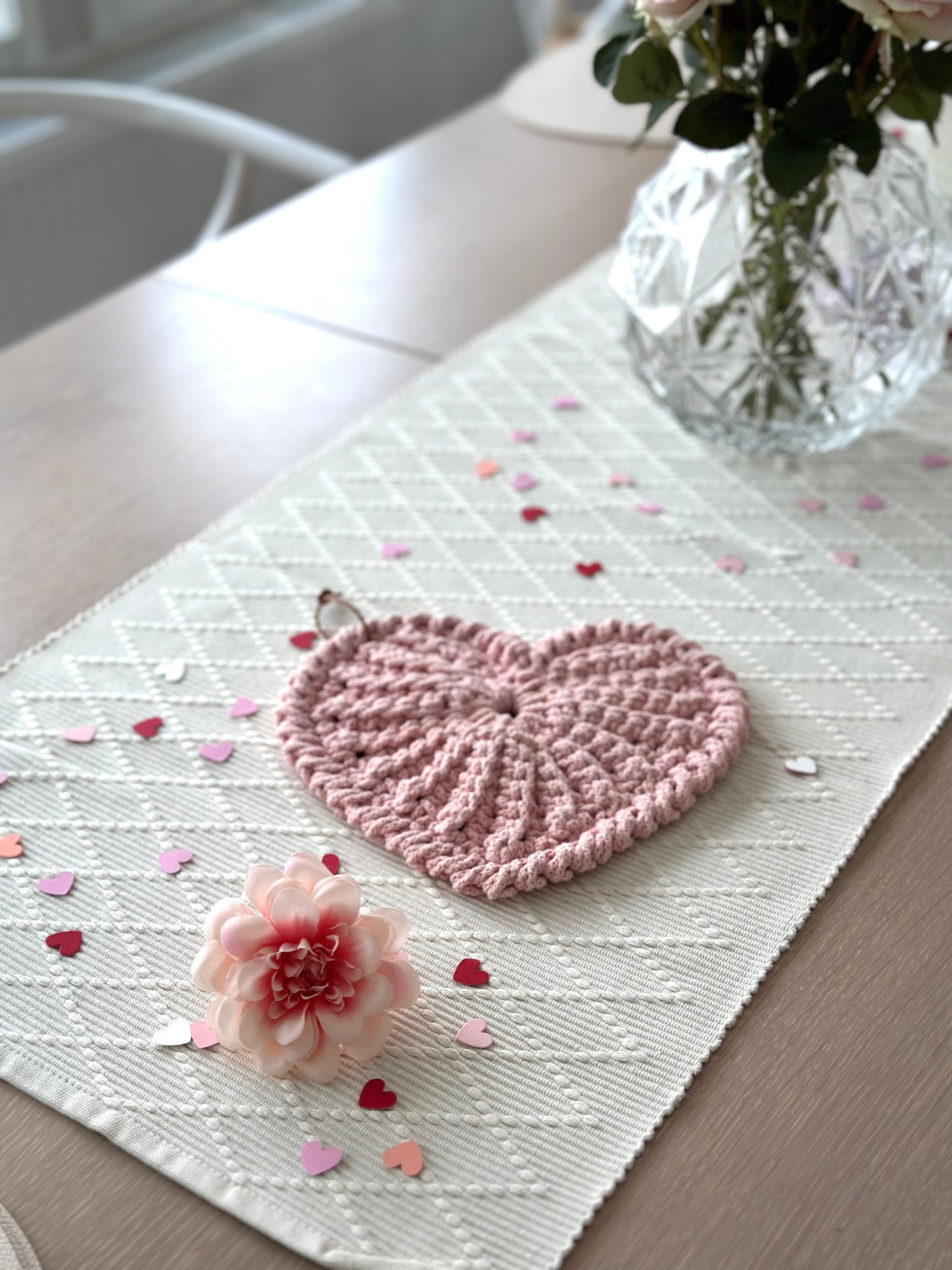 Crochet heart trivet "Frejdis"