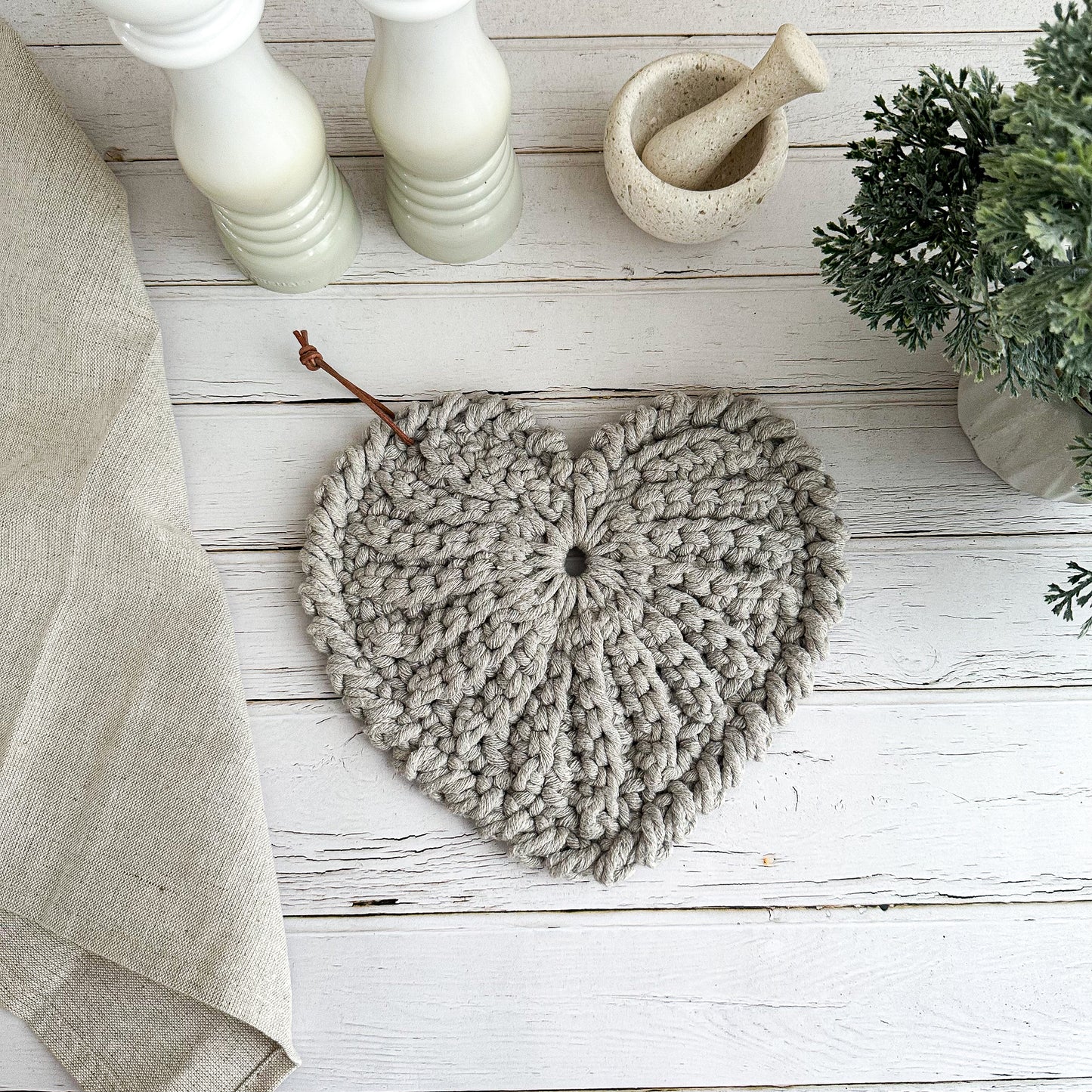 Crochet heart trivet "Frejdis"