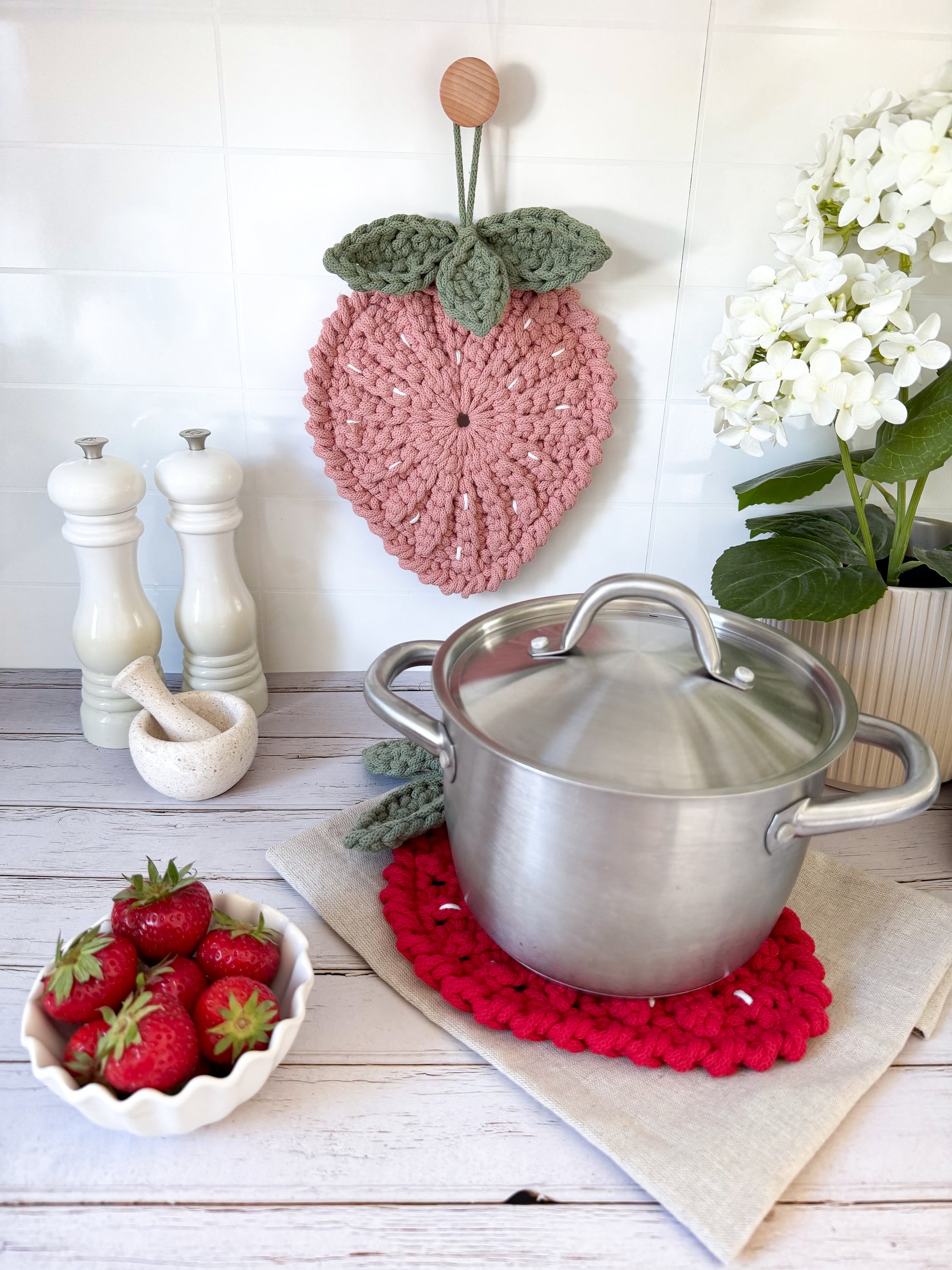 Crochet strawberry kitchen decor pattern