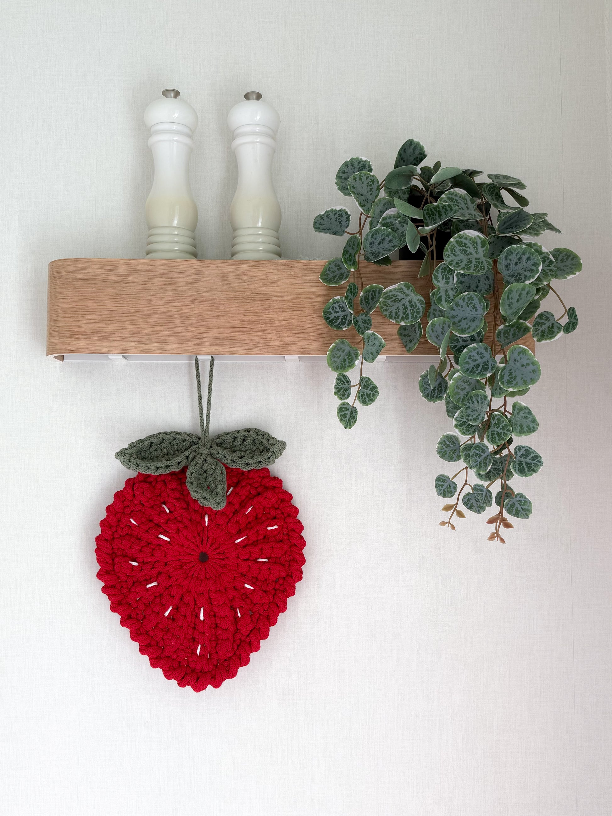 Crochet strawberry wall hanging pattern for kitchen decor