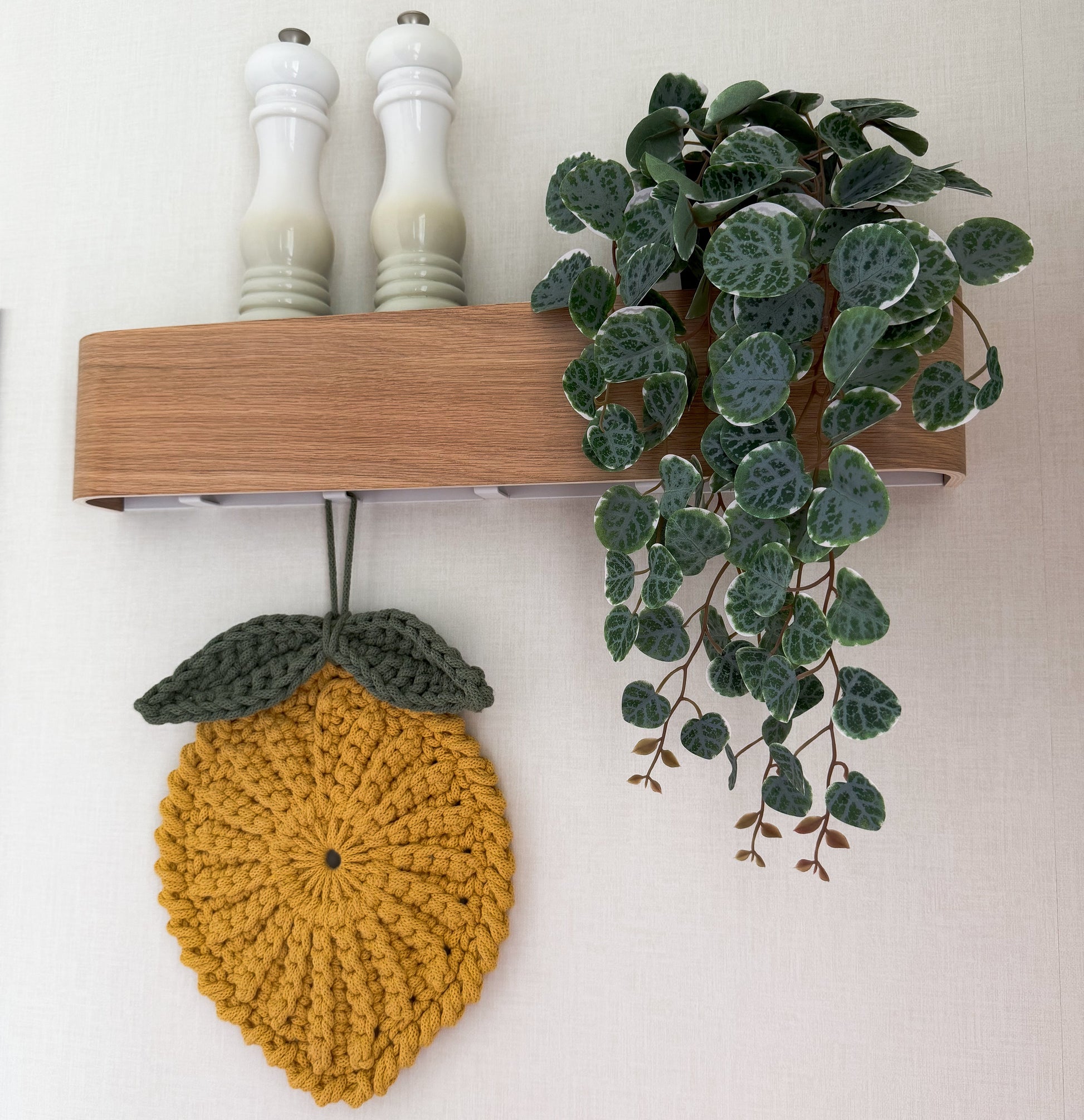 Crochet lemon wall hanging pattern for kitchen decor