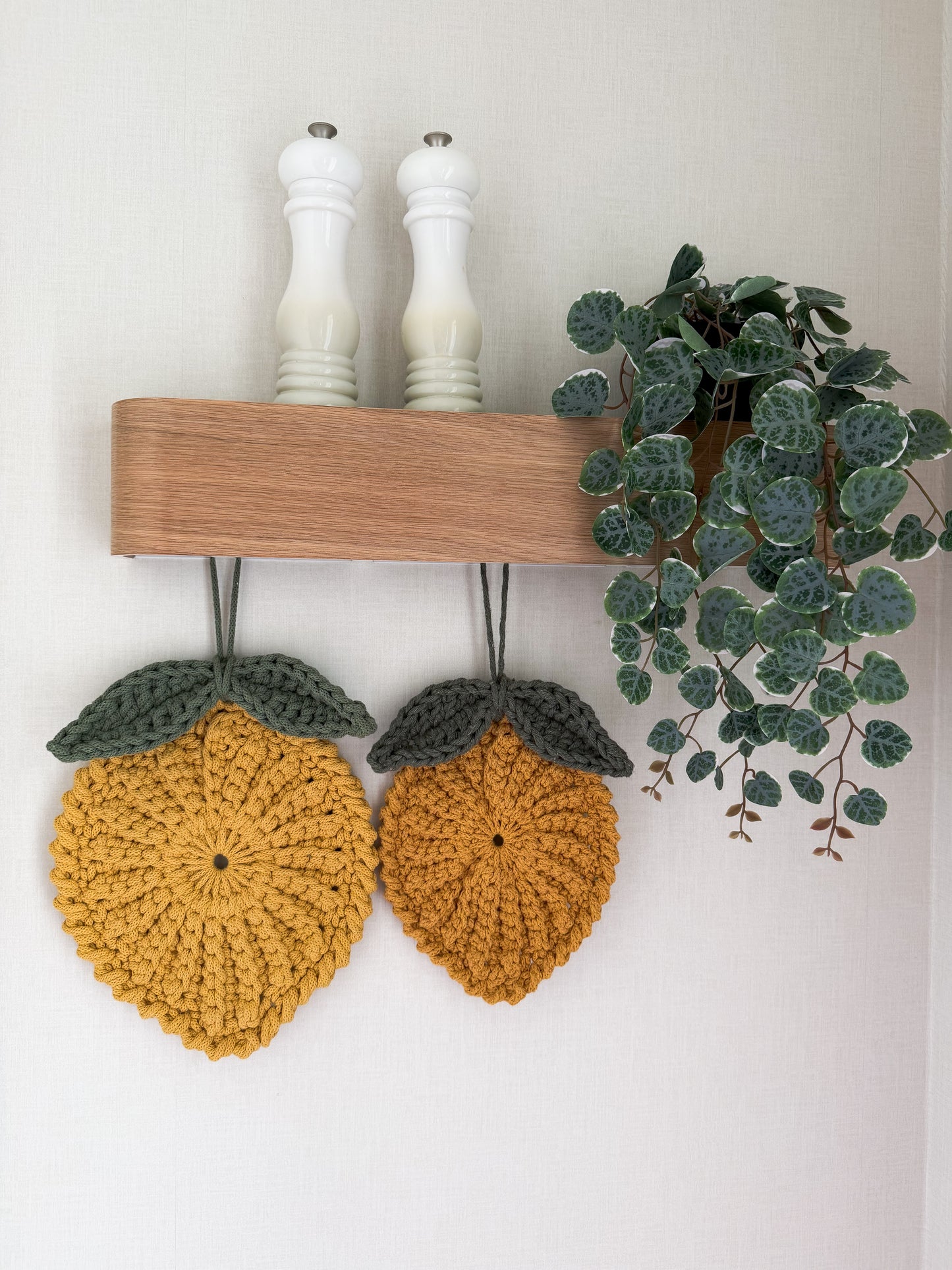 Crochet lemon wall hanging pattern in two color variations