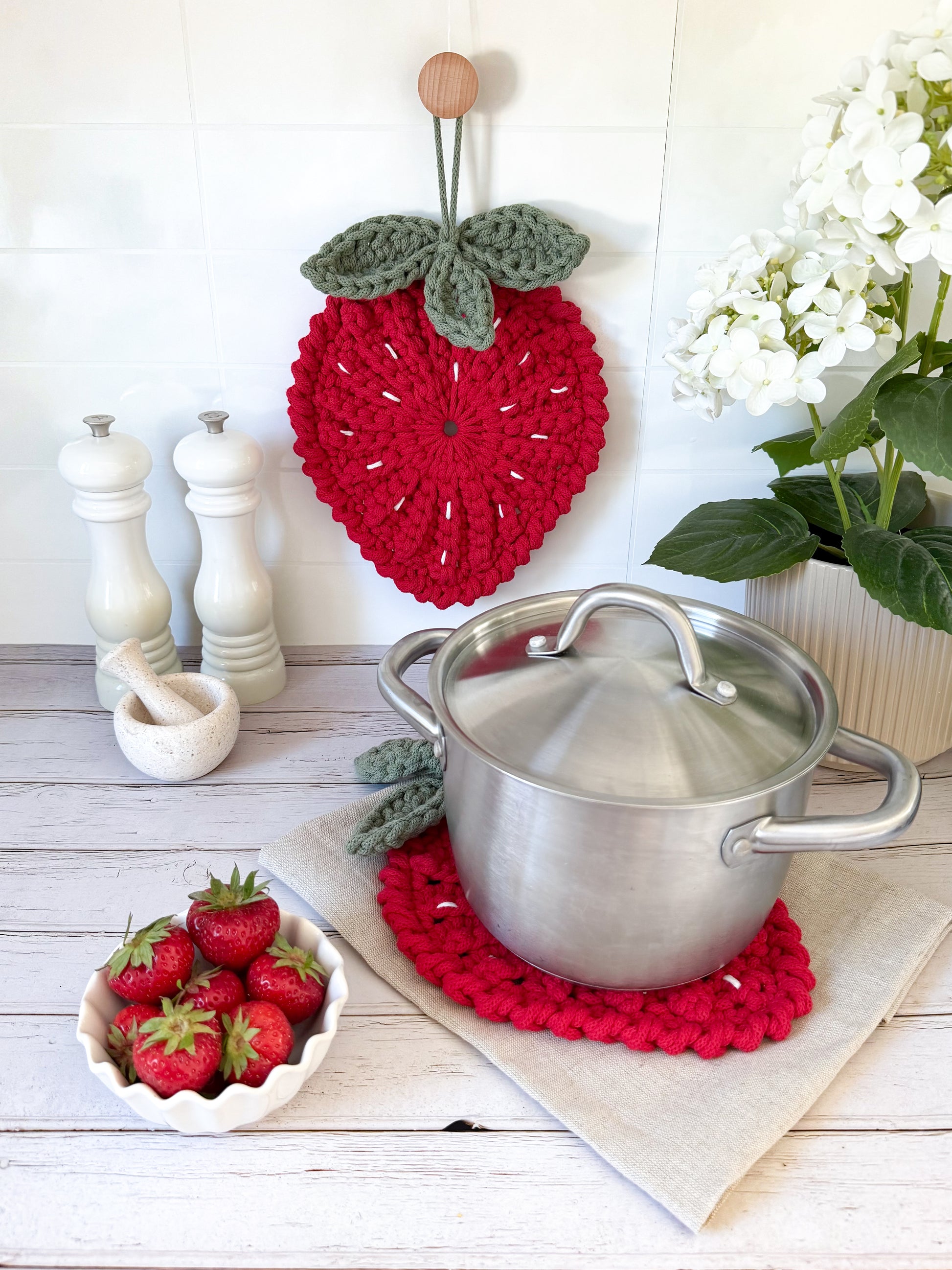 Crochet strawberry hot pad and potholder pattern