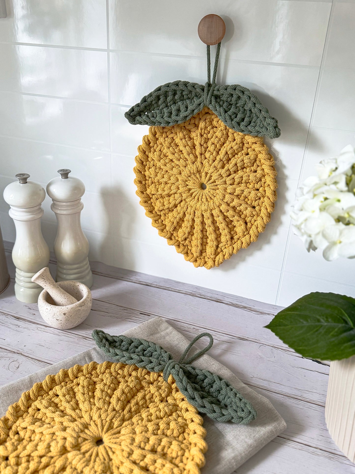 Textured crochet lemon pattern with decorative leaf details