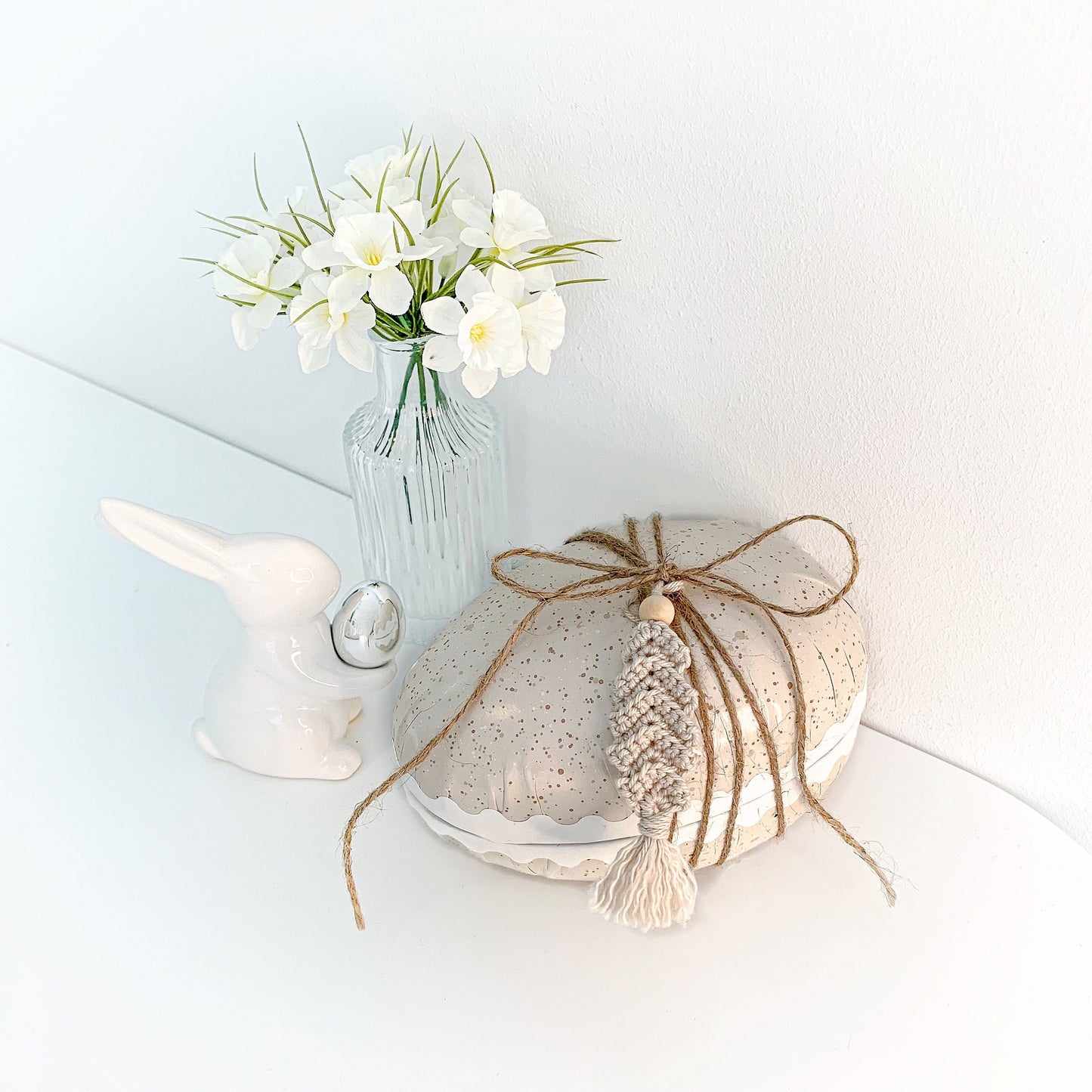 Minimalist crochet spring decoration pattern with Scandinavian-inspired Easter aesthetic.