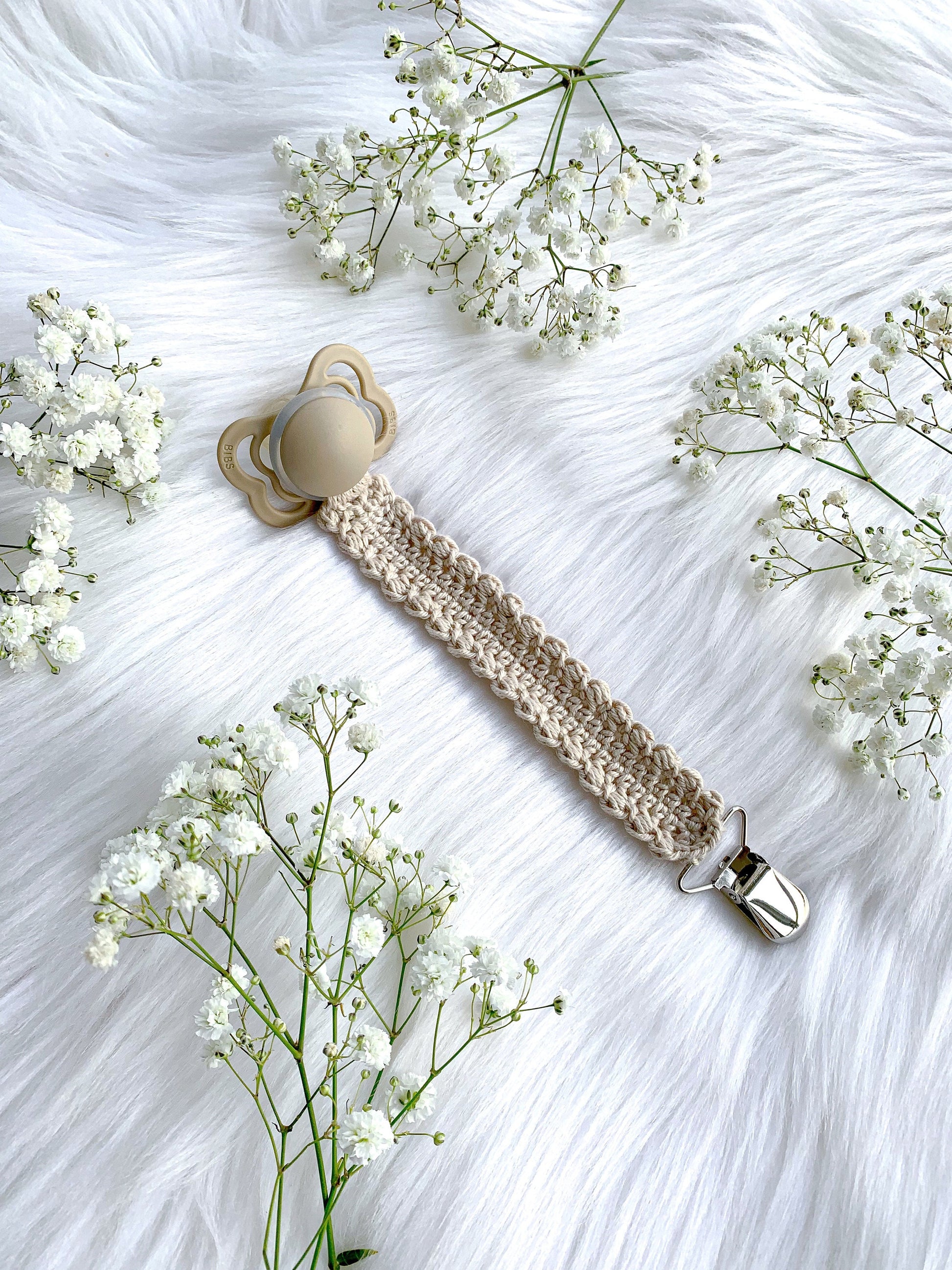 Modern crochet pacifier clip pattern designed for handmade baby gifts and minimalist baby decor.