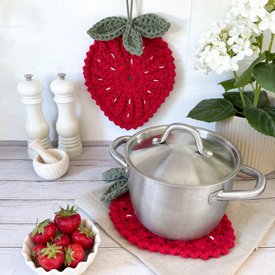 Crochet strawberry trivet hot pad pattern 